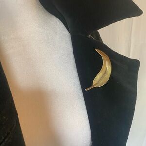 Vintage Mid Century Modern MCM Goldtone feather brooch pin